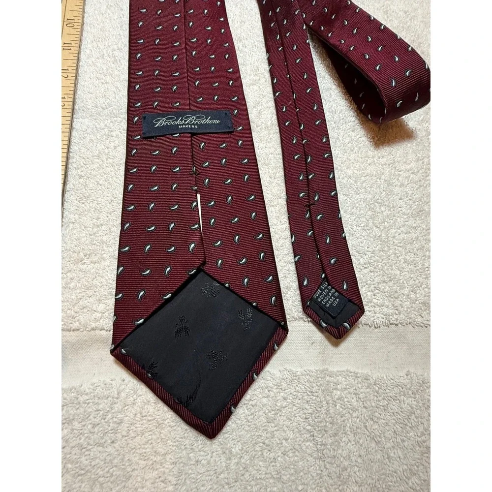 Brooks Brothers Makers Red Silk Paisley Tie Woven in England USA 01533